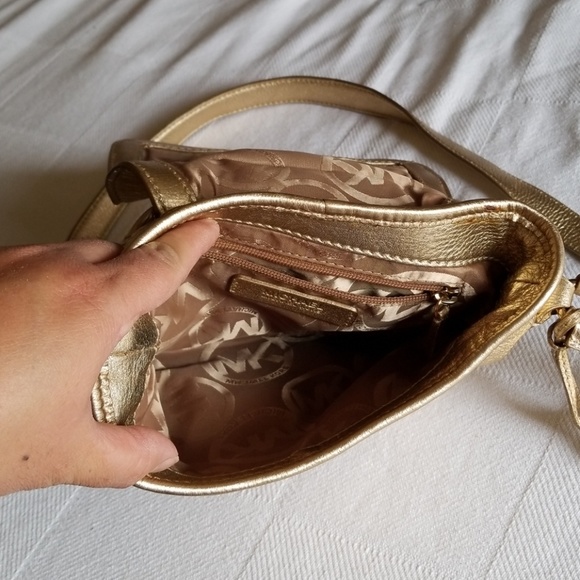 MICHAEL KORS GOLD CROSSBODY PURSE - Picture 5 of 8